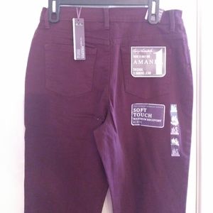Gloria Vanderbilt Amanda slimming Jeans Burgandy